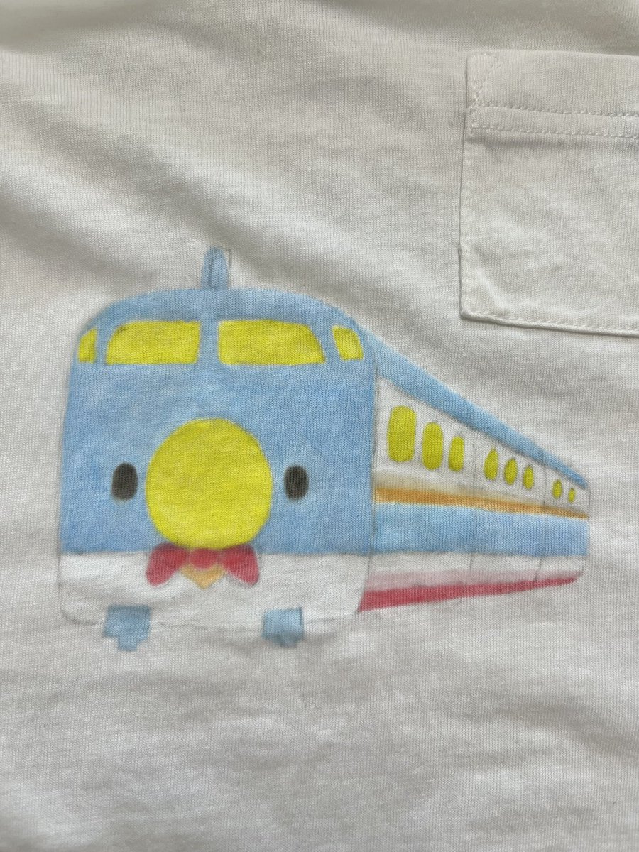 catfishkmn's tweet photo. 鉄道の博物館に行くので、子どものTシャツに描いてみました✨
新幹線をペンギン風にアレンジしました🚅

可愛く仕上がったと思います😆

#手書友禅 https://t.co/ouYC3EGgUN