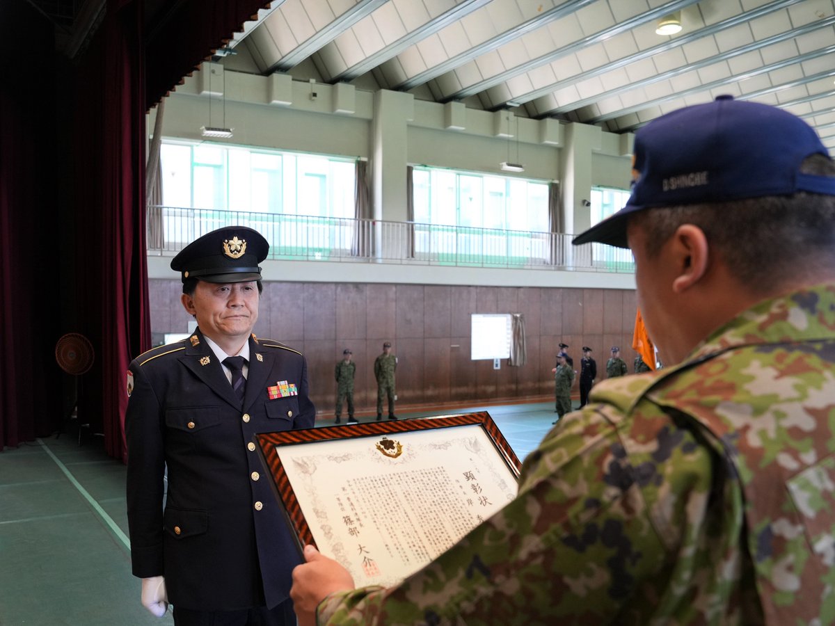 1i_nerima's tweet image. 連隊は、退官式を行いました。長年にわたり国防の任務を全うした退官者を駐屯する全ての部隊により、暖かい拍手とともに見送りました。
#練馬
#1連隊
#門出