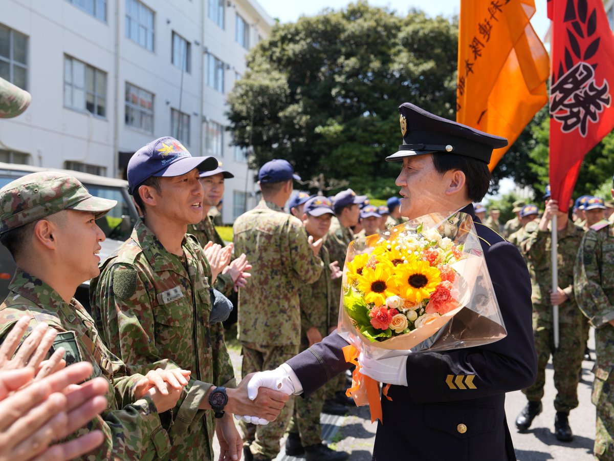 1i_nerima's tweet image. 連隊は、退官式を行いました。長年にわたり国防の任務を全うした退官者を駐屯する全ての部隊により、暖かい拍手とともに見送りました。
#練馬
#1連隊
#門出