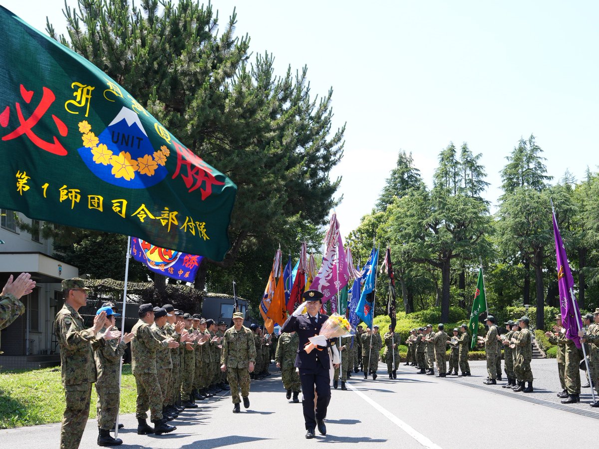 1i_nerima's tweet image. 連隊は、退官式を行いました。長年にわたり国防の任務を全うした退官者を駐屯する全ての部隊により、暖かい拍手とともに見送りました。
#練馬
#1連隊
#門出