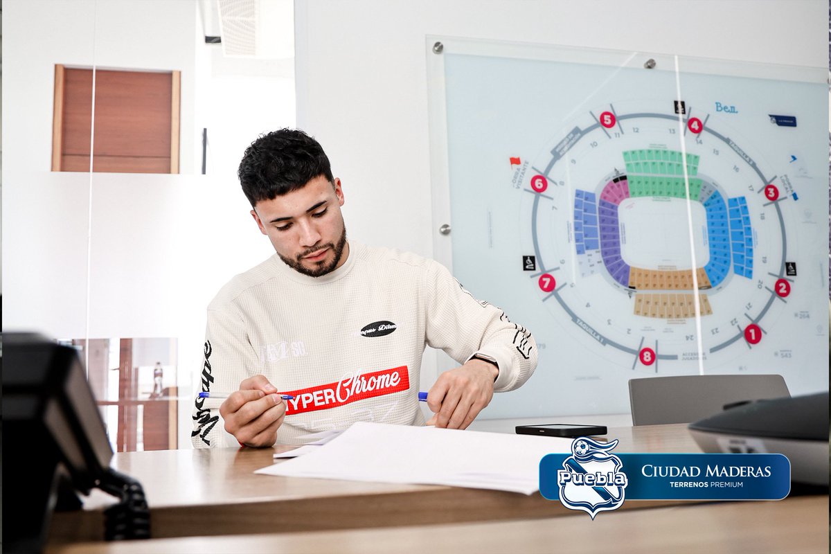 ClubPueblaMX's tweet photo. Que facha la de mi nuevo Enfranjado 🔵😮‍💨👌🏼

Llegando, firmando y ya mostrando como #LaFranjaNosUne🎽 https://t.co/ZdgU8P8ya0