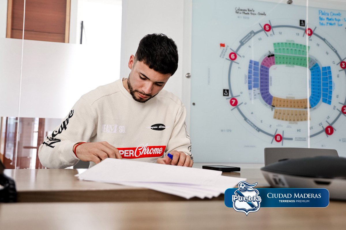 ClubPueblaMX's tweet photo. Que facha la de mi nuevo Enfranjado 🔵😮‍💨👌🏼

Llegando, firmando y ya mostrando como #LaFranjaNosUne🎽 https://t.co/ZdgU8P8ya0