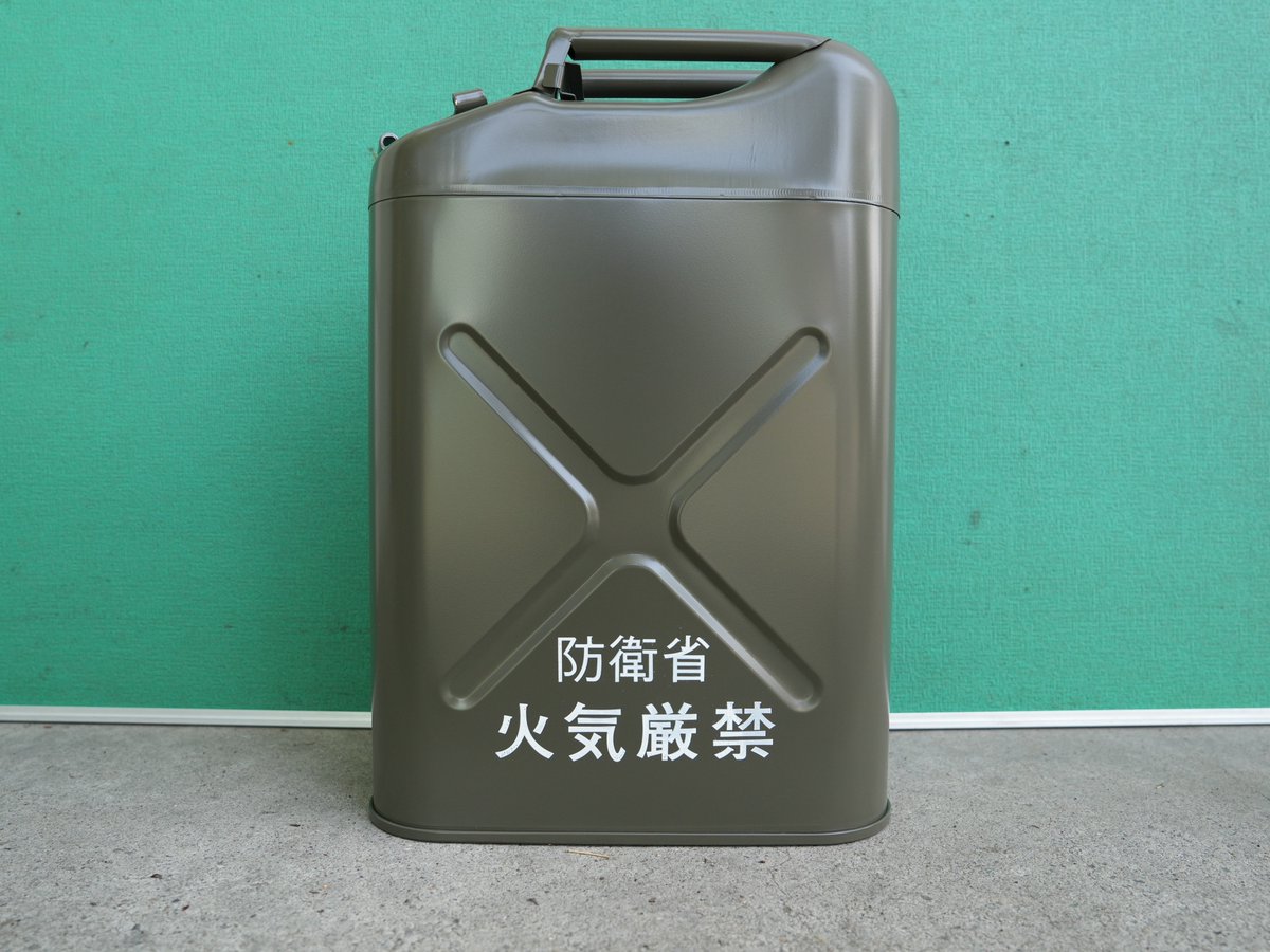1i_nerima's tweet image. 【クイズ】
自衛隊で使用している軽油、灯油、ガソリンは写真のような携行缶に入れてありますが、ここでクイズです!
中に入っている燃料の種類はどのように識別しているでしょうか?
#練馬
#1連隊
#クイズ