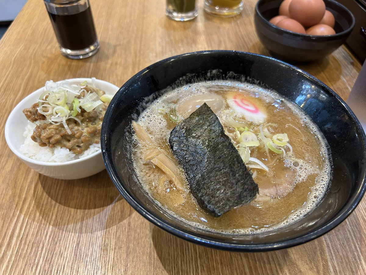 Singlel53442986's tweet photo. ひっさしぶりに食べた漢ラーメン！！味変で花椒オイル入れたら最高！！これはリピ確定！ https://t.co/J9bJqmXCVU