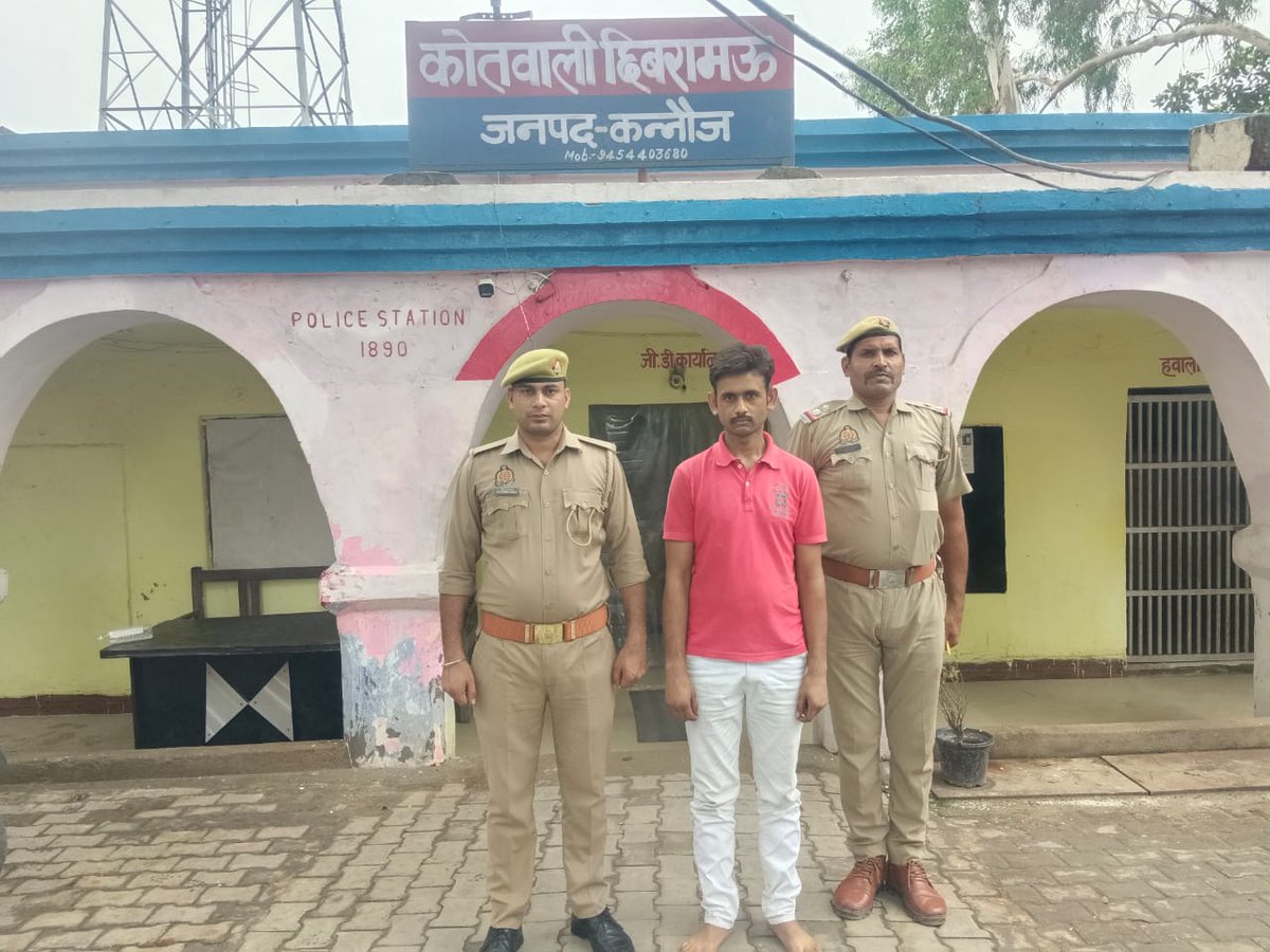 bstvlive's tweet photo. 🚨कन्नौज : सोशल मीडिया पर जातिगत टिप्पणी करने वाला गिरफ्तार🚨

💬 सोशल मीडिया पर जातिगत समाज को लेकर की गई आपत्तिजनक टिप्पणी
👤 आरोपी मंटू यादव को छिबरामऊ कोतवाली पुलिस ने किया गिरफ्तार
👮 पुलिस ने साइबर निगरानी के बाद की त्वरित कार्रवाई
#Kannauj #SocialMediaComment #CasteRemark #UPPolice #Chhibramau | @kannaujpolice