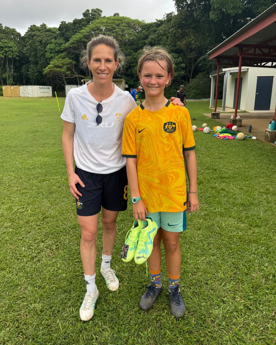 📸 When Elise Kellond-Knight shows up to your training session in full Matildas kit, and gives you her boots 🥺💚💛

#TeamAUS | #OlympicsUnleashed | <a href="/elise_kk8/">Elise Kellond-Knight</a> | @footballaus
