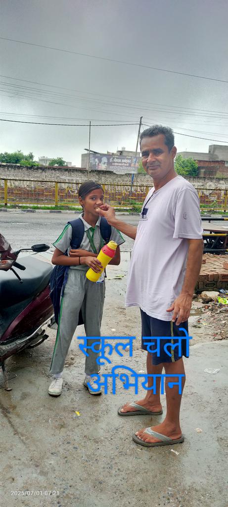 Ajaypal1375's tweet photo. सरकार स्कूल बंद कर रही है।
लेकिन हम भी जिद्दी है कि बच्चों को स्कूल बजेंगे https://t.co/SxdLzIxCHV