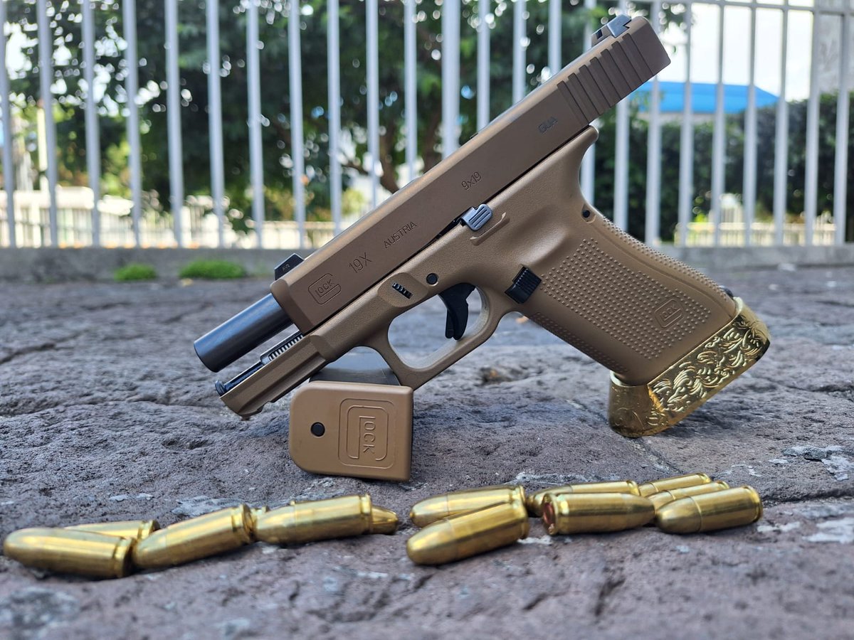 PNCdeGuatemala's tweet image. En la 24 calle y avenida Bolívar final, zona 1, policías del #GECE consignaron a Marcial “N”, de 65 años, decomisándole una pistola Glock conteniendo  un cargador con 15 municiones, al solicitarle la licencia de portación extendida por #DIGECAM indicó carecer de la misma.