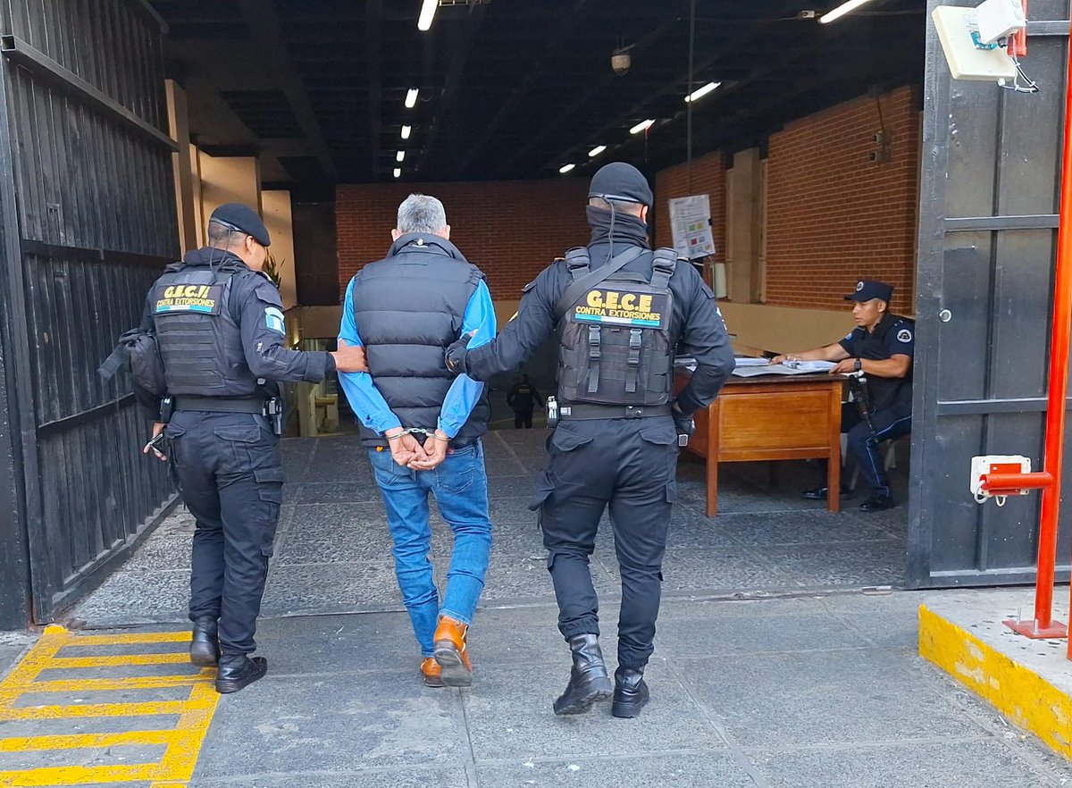PNCdeGuatemala's tweet image. En la 24 calle y avenida Bolívar final, zona 1, policías del #GECE consignaron a Marcial “N”, de 65 años, decomisándole una pistola Glock conteniendo  un cargador con 15 municiones, al solicitarle la licencia de portación extendida por #DIGECAM indicó carecer de la misma.