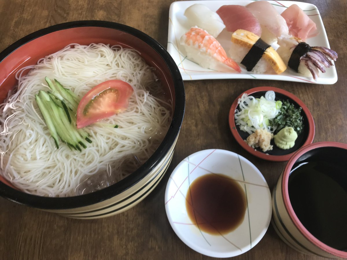 日替わりメニュー出すの忘れてました💦
本日は、そうめんと寿司のセット(680円)です！
 #ランチ  #日替わり定食  #八戸  #八食センター  #勢登鮨  #そうめん  #寿司  #鮨
