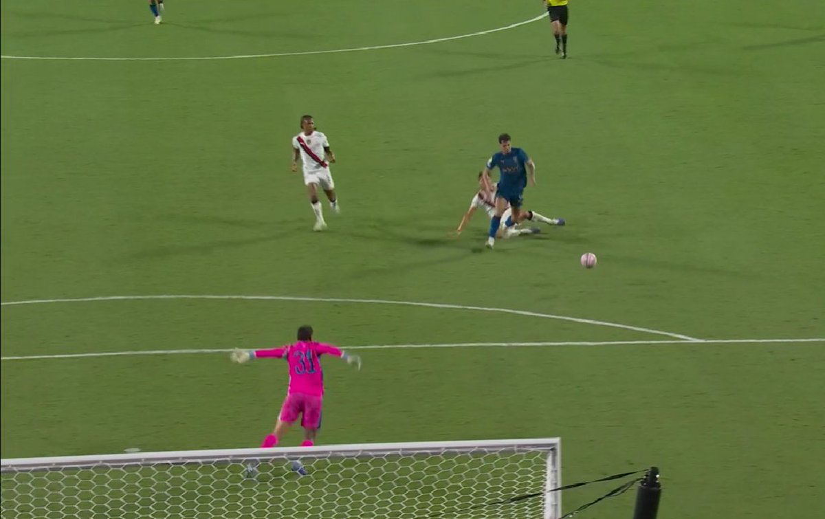 MBESportHQ's tweet photo. Al Hilal furious! ๐ค
They scream for a foul, but the ref waves it off โ says Ruben Dias made NO contact with the forward! ๐
Play on!
#ClubWorldCup #AlHilal #ManCity #RubenDias #NoFoul https://t.co/bIzdO6d338