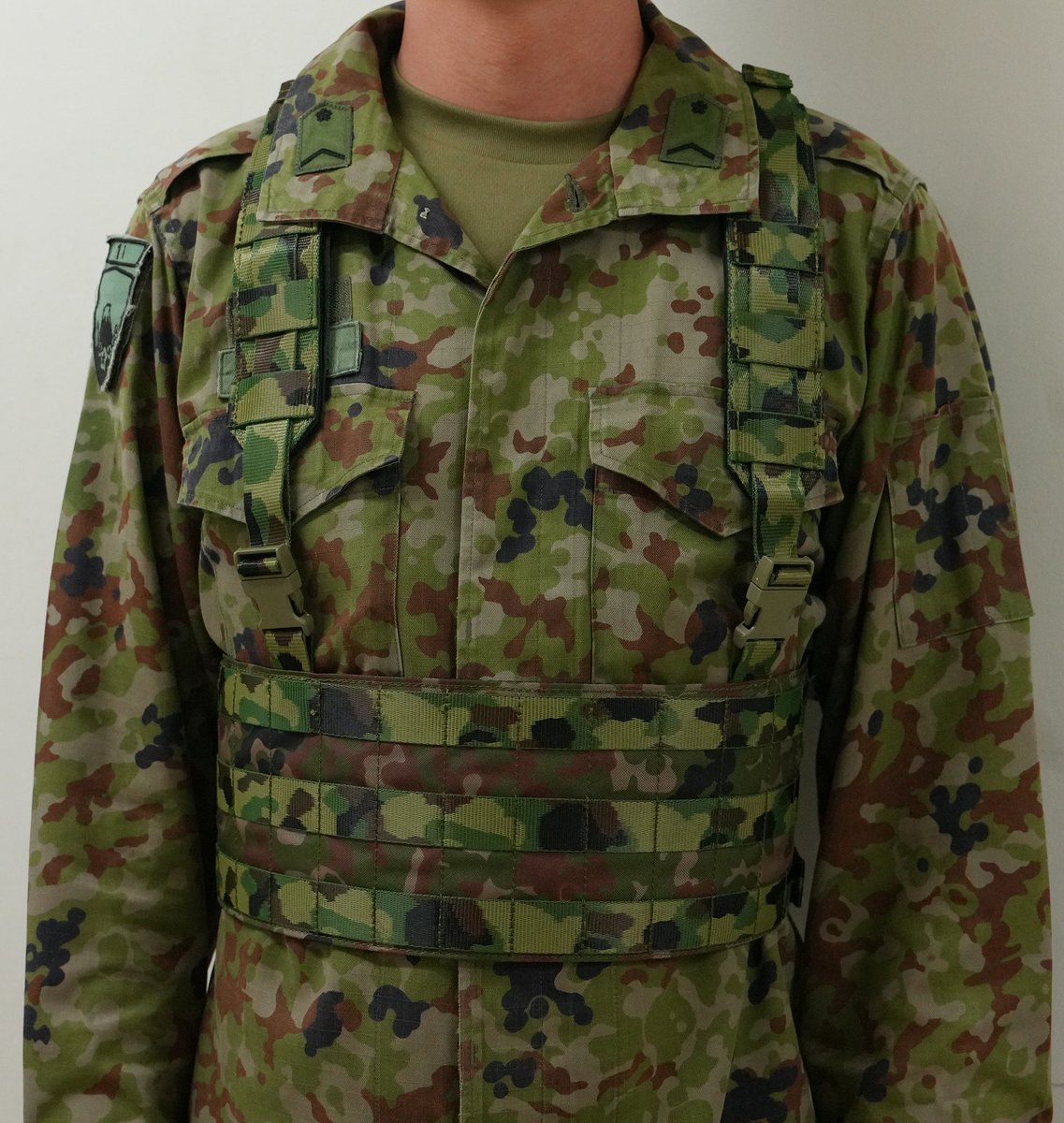 1i_nerima's tweet image. 本日は、連隊に新しく装備された戦闘装着帯を紹介します。隊員の戦闘装具類の装着帯で、必要な装具を負担なく装着することが可能となっております。
#練馬
#1連隊
#新装備