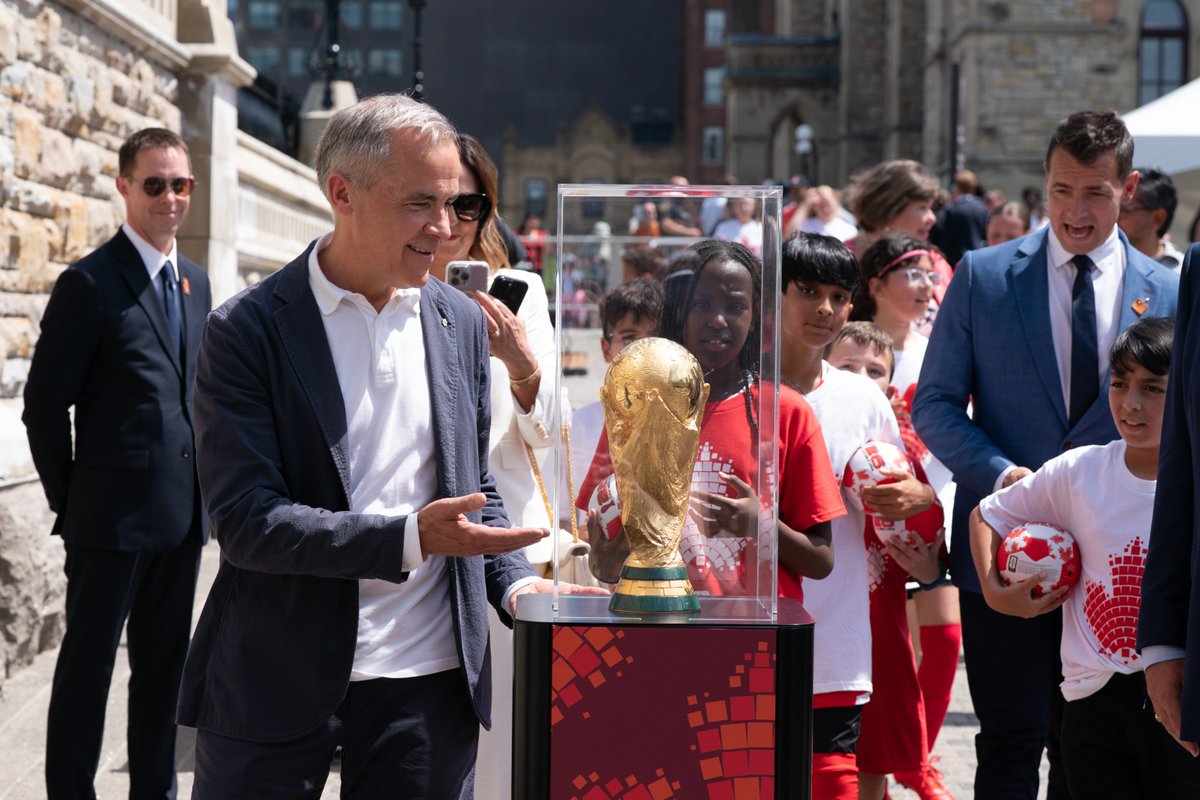 Aujourd’hui, aux côtés de jeunes joueurs de soccer de la région, le PM Carney a assisté à l’arrivée du trophée de la <a href="/FIFAWorldCup/">FIFA World Cup</a> sur la Colline du Parlement, alors que le Canada se prépare à organiser conjointement le tournoi de la Coupe du Monde de la FIFA 2026.
