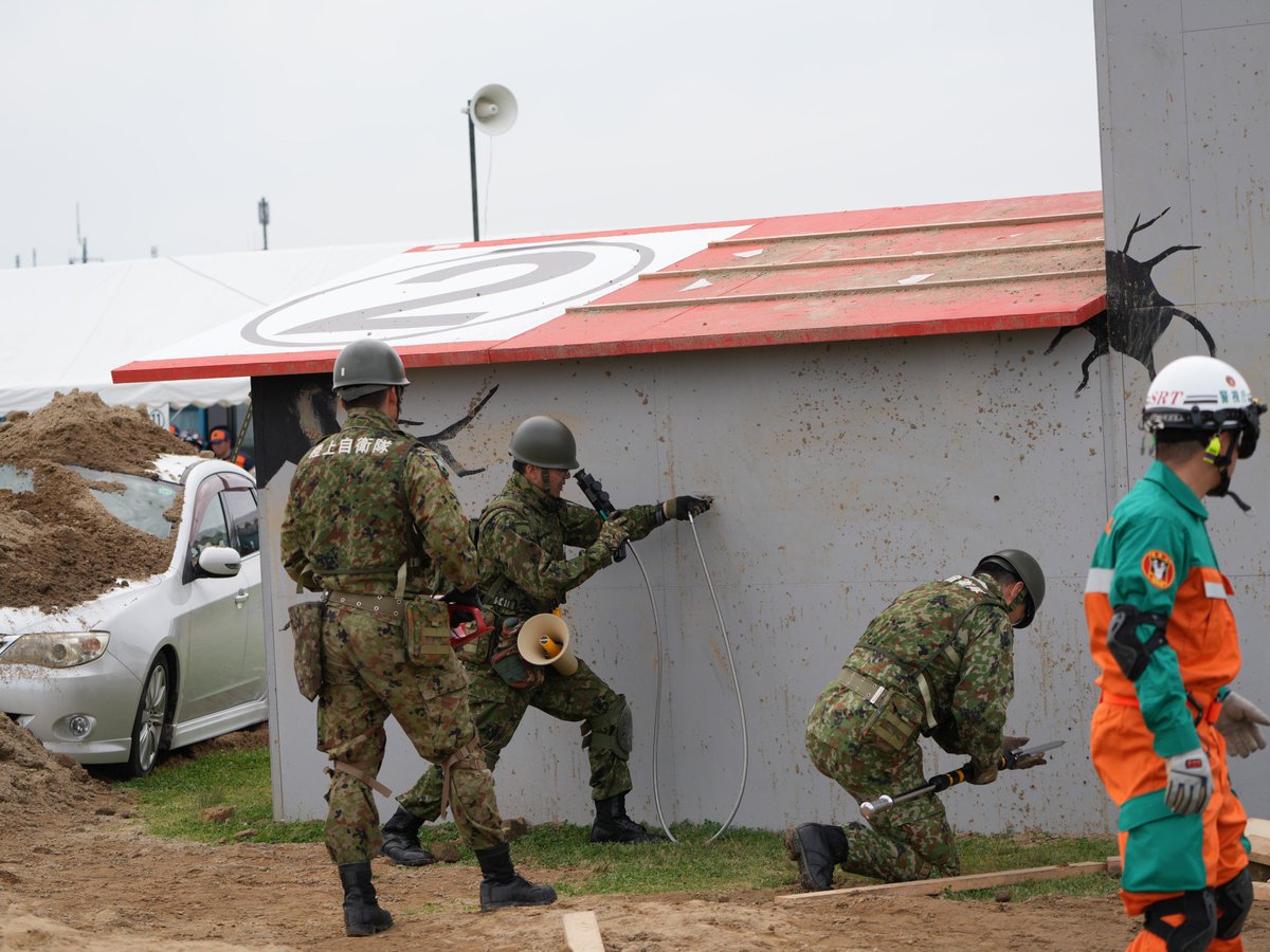 1i_nerima's tweet image. 連隊は、江戸川区で行われた警視庁災害警備総合訓練に参加しました。地震等による家屋の倒壊により取り残された住民を救助する訓練を実施し、警視庁等との連携強化を行いました。
#練馬
#1連隊
#災害