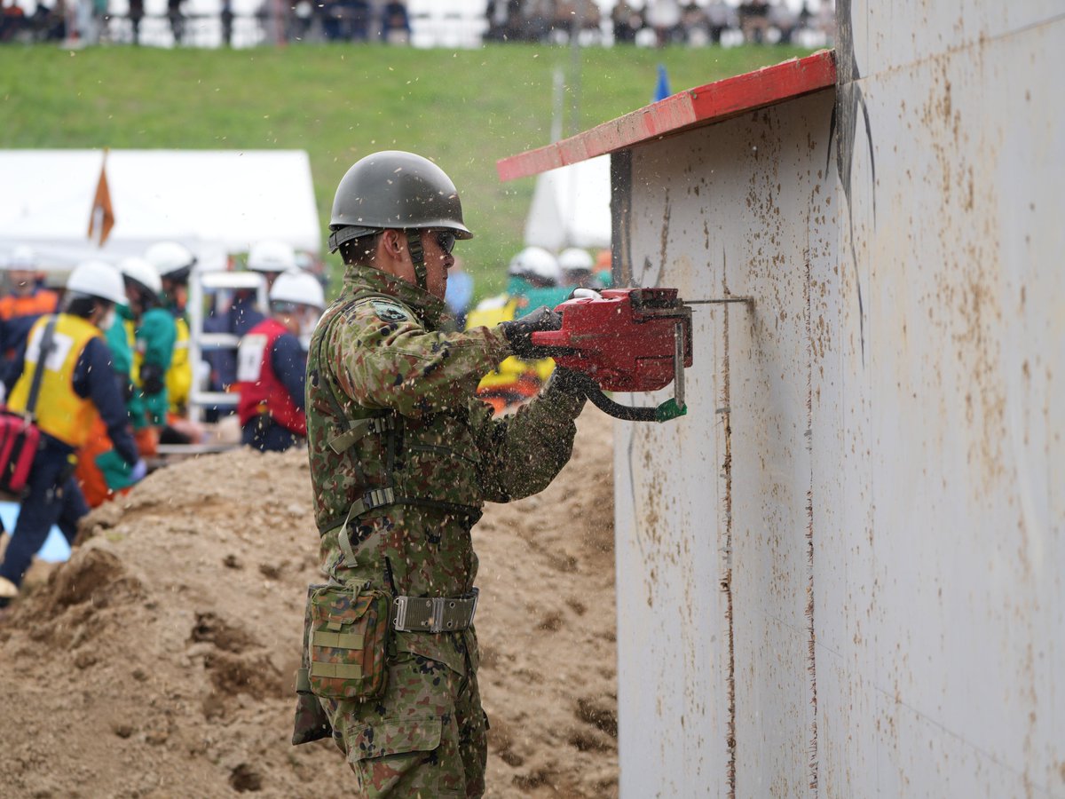 1i_nerima's tweet image. 連隊は、江戸川区で行われた警視庁災害警備総合訓練に参加しました。地震等による家屋の倒壊により取り残された住民を救助する訓練を実施し、警視庁等との連携強化を行いました。
#練馬
#1連隊
#災害