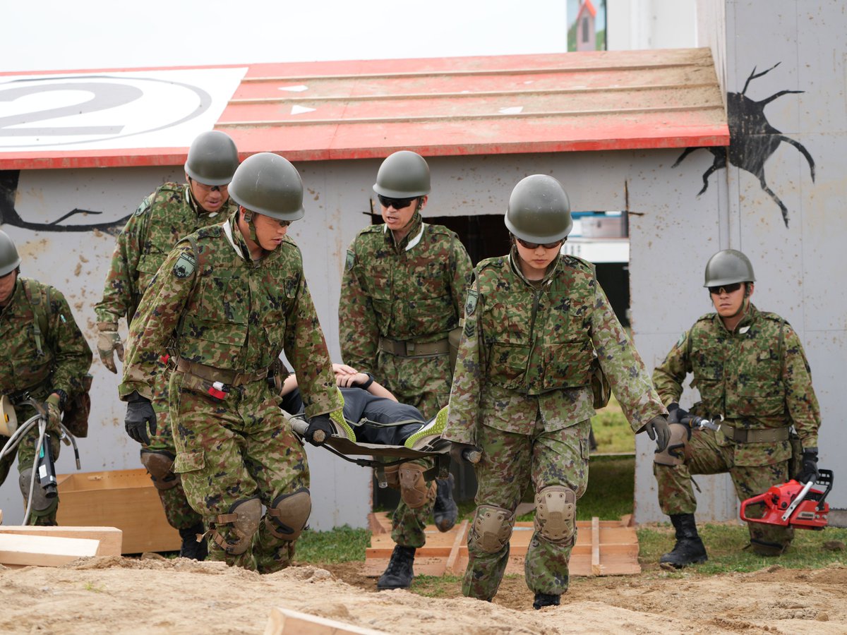 1i_nerima's tweet image. 連隊は、江戸川区で行われた警視庁災害警備総合訓練に参加しました。地震等による家屋の倒壊により取り残された住民を救助する訓練を実施し、警視庁等との連携強化を行いました。
#練馬
#1連隊
#災害