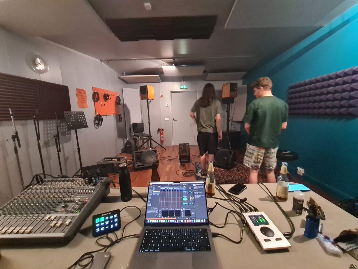 euskoro, chanteur aux grands cheveux tweet media