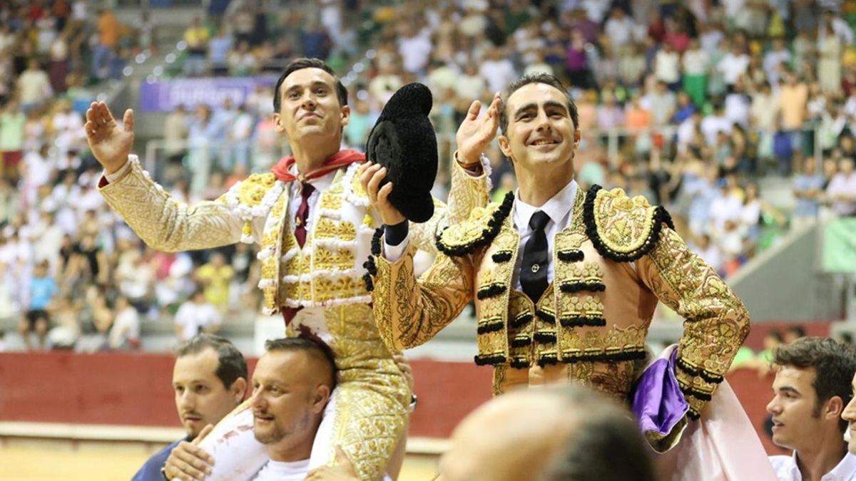 BURGOS: El Fandi e Ismael Martín salieron a hombros en la corrida de rehileteros. Escribano sin aceros.
El Fandi, oreja y oreja
Manuel Escribano, oreja y ovación
Ismael Martín, dos orejas y oreja
🐂Juan Pedro Domecq.