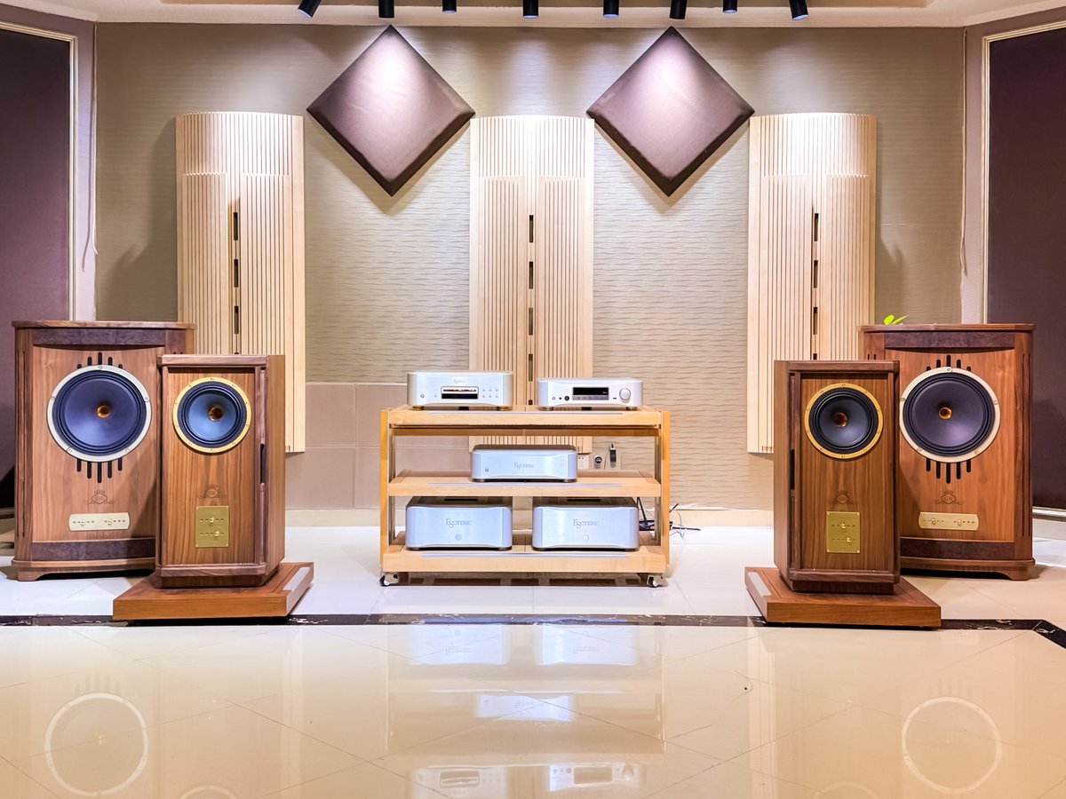 Tannoy's tweet photo. This stunning Tannoy/ESOTERIC retailer system, really is quite something.

What track are you playing on this first? #Tannoy https://t.co/1QewZRdlzW