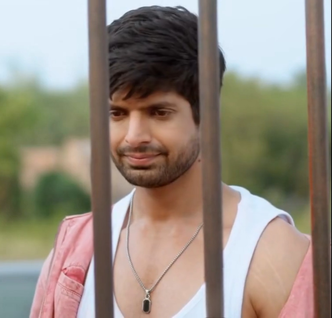 TwinklewinkleA's tweet photo. Finally watching Aami Dakini after 72378 business 

First Ep and dudes already going out and about in a plunging neckline showing off his cleavage and shoulders 🫢

#HiteshBharadwaj #AamiDakini https://t.co/tn9w5jZrTW