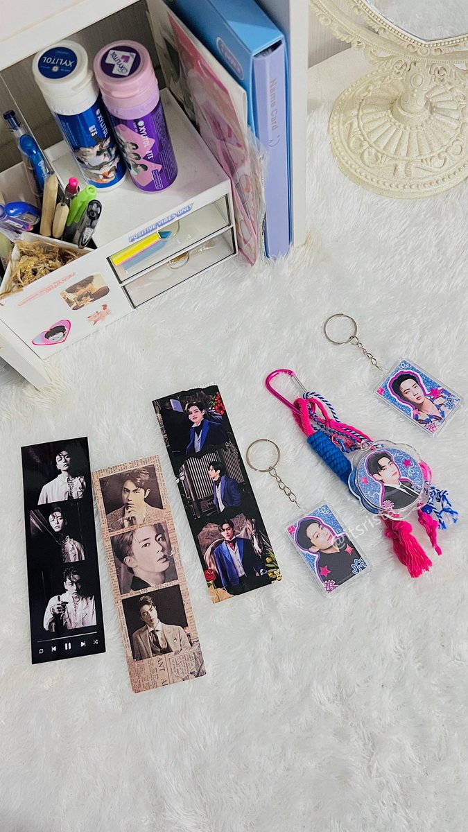itsrista_'s tweet photo. ₊۶ৎ˙⋆Printilan kpop

Yang suka jajan bag charm &amp; keychain merapat. 
Bag charmnya gemash, fotonya juga cakep🥹🫶🏻 

🎀 https://t.co/WuGA5v77Ig https://t.co/lf8jXqeGss