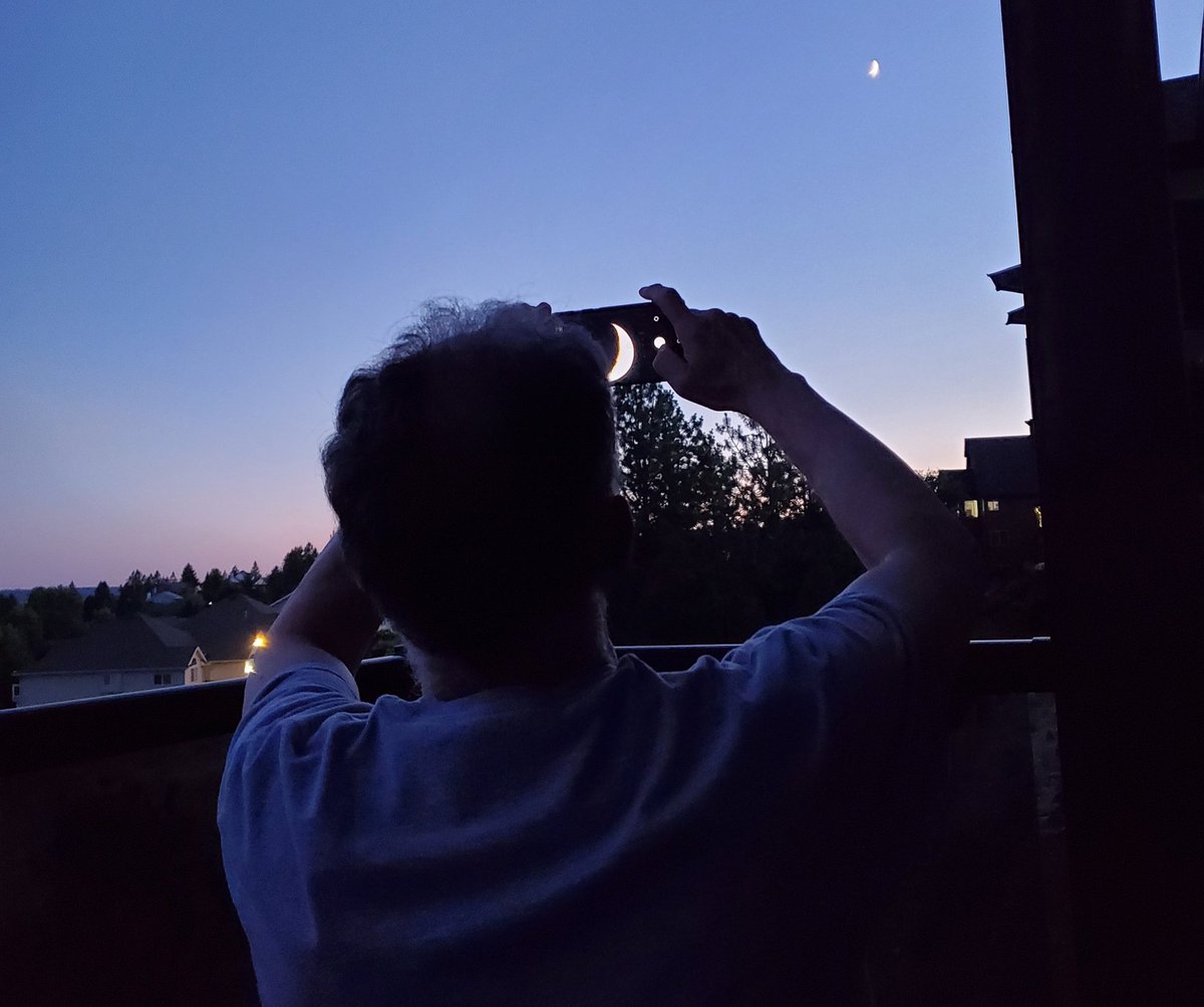 CAS369741's tweet image. Last night taking a picture of the Moon and Venus.