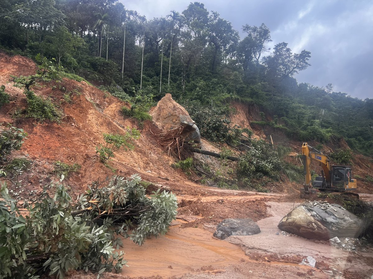 shettysandarsh's tweet photo. It will take years to realise the dream of having all weather road between state capital Bengaluru to Port city Mangalore 🤦😡🤬. #SaveNH75 @NHAI_Official @nitin_gadkari @MORTHIndia @CMofKarnataka #Shiradi https://t.co/QilAZRAHvJ
