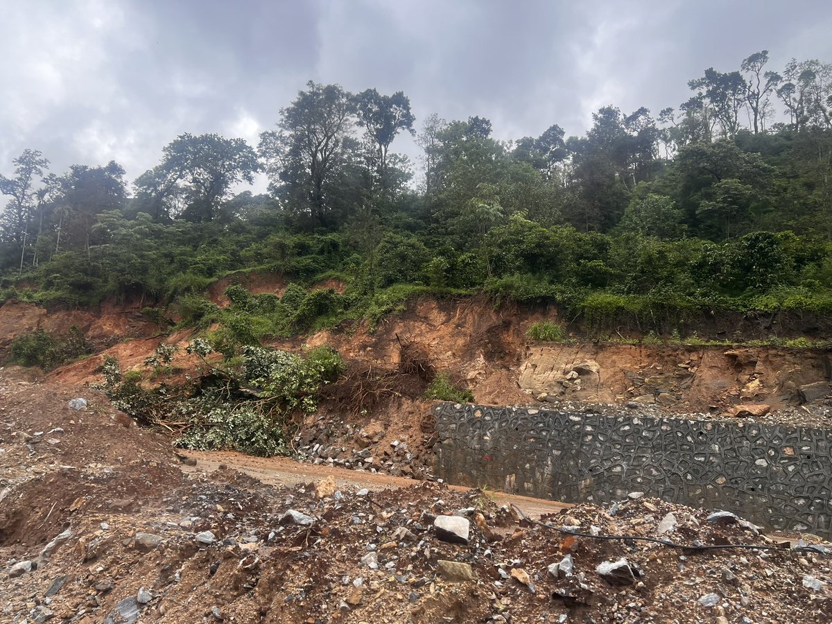 shettysandarsh's tweet photo. It will take years to realise the dream of having all weather road between state capital Bengaluru to Port city Mangalore 🤦😡🤬. #SaveNH75 @NHAI_Official @nitin_gadkari @MORTHIndia @CMofKarnataka #Shiradi https://t.co/QilAZRAHvJ