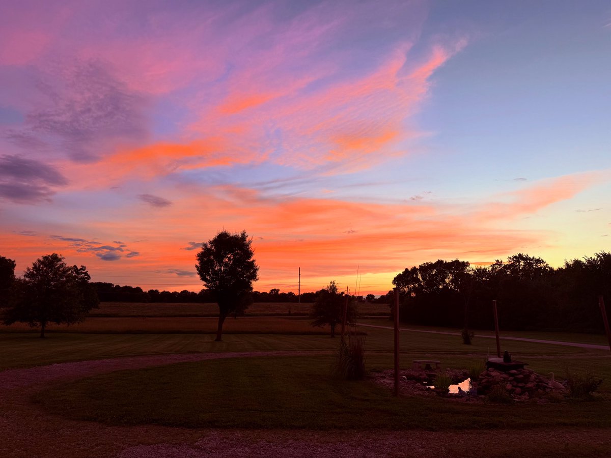 The sky was GORGEOUS tonight!!  Love me some Kansas sunsets!!! ❤️