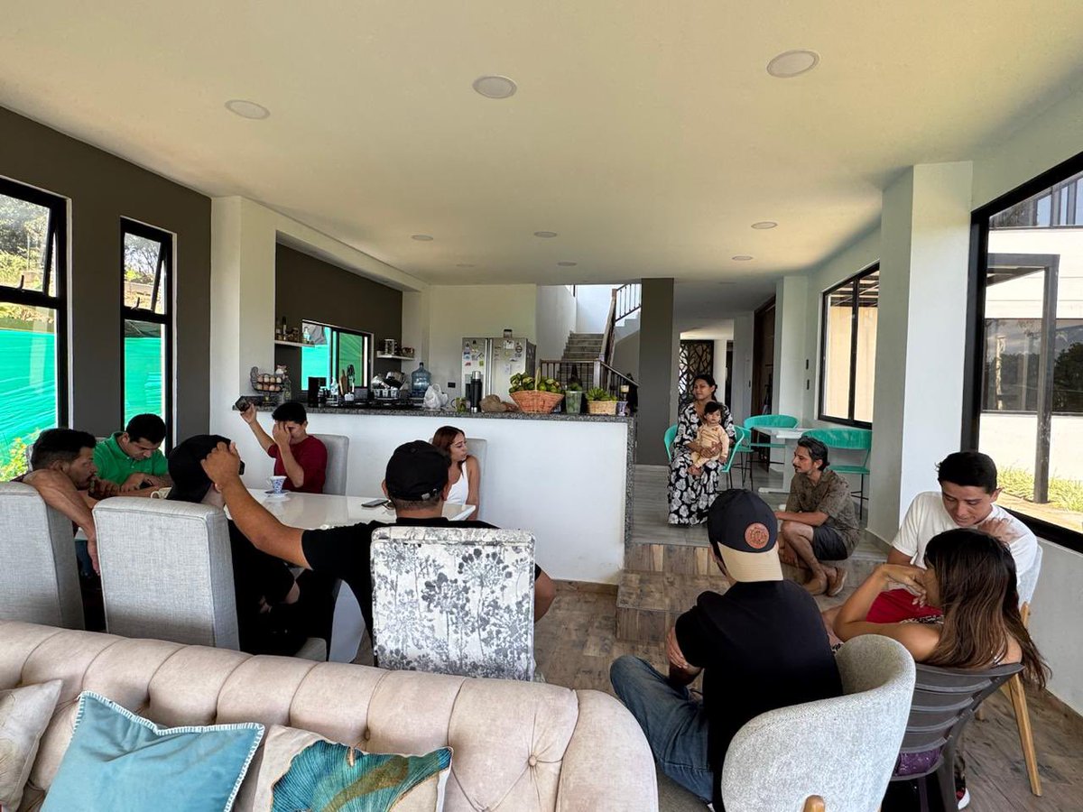 Alexander_AO84's tweet image. En el #GranSantander seguimos #ConectandoFuturo sin parar! 
Se suma un excelente equipo de trabajo! Seremos una sola #VozPorColombia 🇨🇴😍🌱
@AngieMDamian @Bethsua_Zapata 
@crismartinezcal