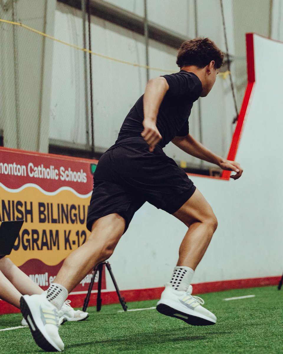 FTFCanada__'s tweet photo. Big shoutout to everyone who came out and gave it their all today.💪

See you all tomorrow for Edmonton Summer Combine Day One! 🇨🇦🤝

#FTFCanada #LeaveYourMark #SummerCombineSeries https://t.co/vCN9siz6L2