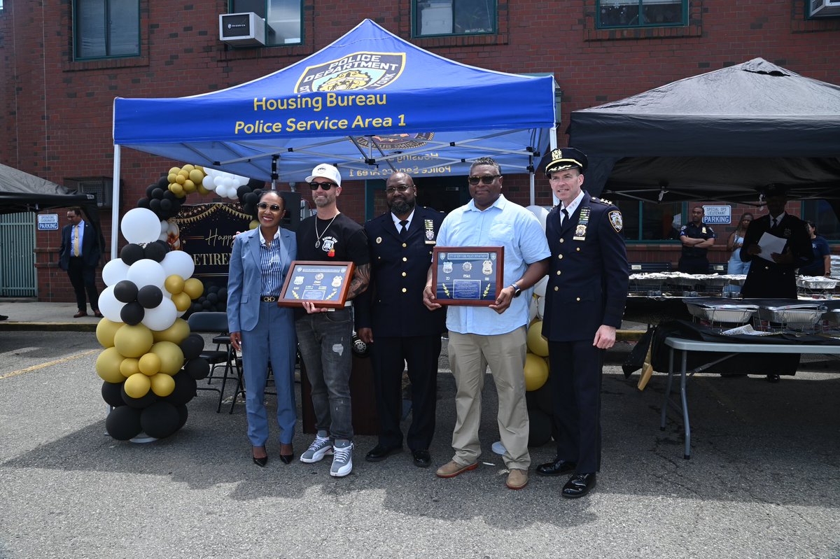 NYPDPSA1's tweet image. We want to take a moment to salute to of our best lieutenants, Lt. Telford & Lt. Varriano and wish them well and congratulations on their retirement after ‘27’ & ‘21’ years of service. God bless you both. @NYPDnews @NYPDHousing @NYPDPC @NYPD1stDep @NYPDCommAffairs @NYPDBklynSouth