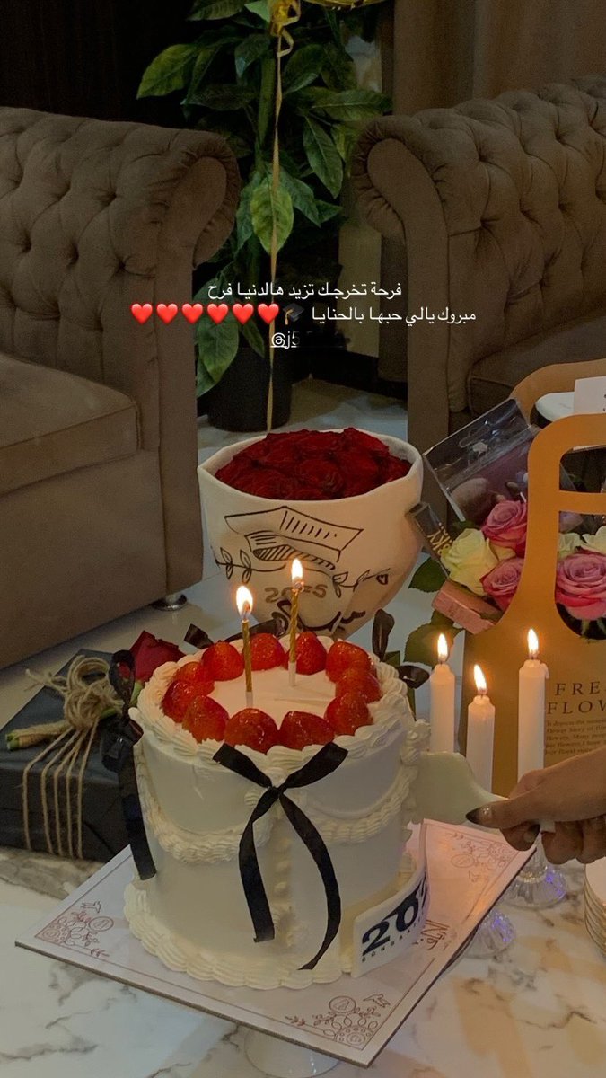 Raghad25i's tweet photo. يوم سعيد ويعني لنا الكثير ...
يوم الفرحة بتخرج صديقتنا وحبيبتنا جونه ❤️
ألف مبروك لك ولنا وكلنا فخورين فيك وبإنجازك 🎓❤️. https://t.co/IdgfSE1Ikk