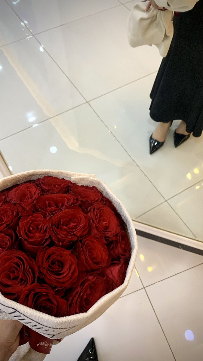 Raghad25i's tweet photo. يوم سعيد ويعني لنا الكثير ...
يوم الفرحة بتخرج صديقتنا وحبيبتنا جونه ❤️
ألف مبروك لك ولنا وكلنا فخورين فيك وبإنجازك 🎓❤️. https://t.co/IdgfSE1Ikk