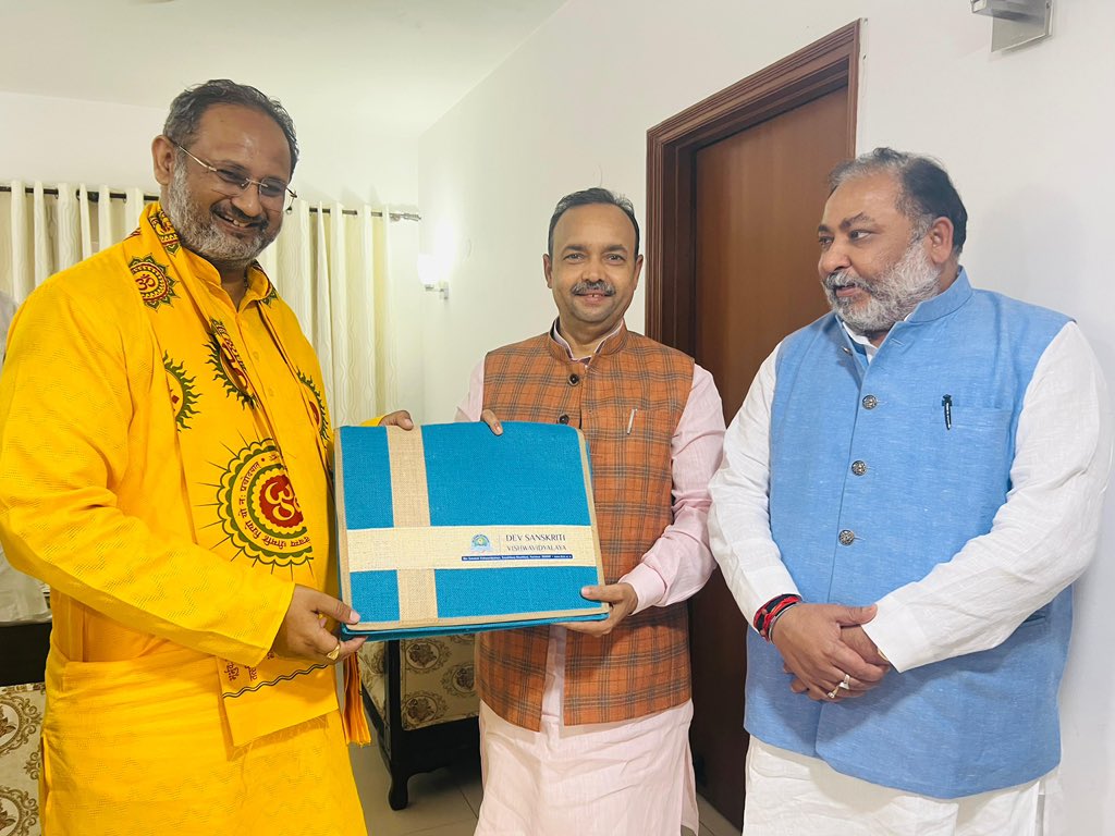 Dr. Chinmay Pandya (@drchinmayp) on Twitter photo “नीति जब संस्कृति से जुड़ती है, तो जनसेवा का रूप राष्ट्रनिर्माण का संकल्प बन जाता है।”
लखनऊ में उत्तर प्रदेश सरकार के परिवहन मंत्री <a href="/dayashankar4bjp/">Dayashankar Singh (Modi Ka Parivar)</a> जी एवं सहकारिता मंत्री <a href="/JPSRathoreBJP/">JPS Rathore BJP</a> जी से आत्मीय भेंट हुई।
भारतीय जीवनमूल्यों, सहकारिता की भावना एवं सेवा पर आधारित नेतृत्व के “नीति जब संस्कृति से जुड़ती है, तो जनसेवा का रूप राष्ट्रनिर्माण का संकल्प बन जाता है।”
लखनऊ में उत्तर प्रदेश सरकार के परिवहन मंत्री <a href="/dayashankar4bjp/">Dayashankar Singh (Modi Ka Parivar)</a> जी एवं सहकारिता मंत्री <a href="/JPSRathoreBJP/">JPS Rathore BJP</a> जी से आत्मीय भेंट हुई।
भारतीय जीवनमूल्यों, सहकारिता की भावना एवं सेवा पर आधारित नेतृत्व के