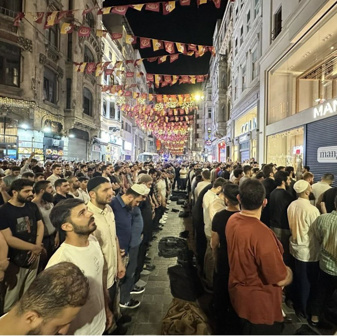 Bu millet Peygamberine aşıktır. Onu, canından anasından babasından üstün tutar. Canını verir, ona bir söz kabul etmez. Sınamak isteyen bedelini göze alarak bir adım daha atsın bakalım bu fragman adama filmi izlettirirler #karikatür