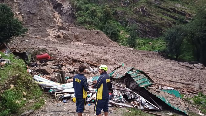 iikamaluddin's tweet photo. Uttarakhand: Ganga swells in Rishikesh; SDRF, police issue safety alerts. #Uttarakhand #Uttarakhandredalert #WeatherAlert #HeavyRainalert #DisaterAlert #StaySafeUttrakhand #Doctorsday https://t.co/iDTO4mDtfV