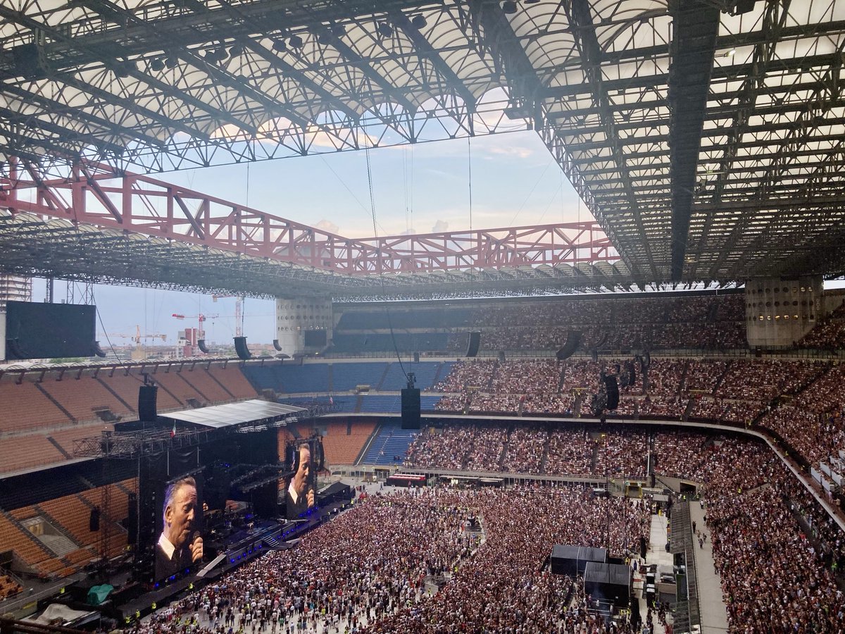edoardo_bi's tweet photo. Ieri sera strepitoso concerto di Bruce Springsteen a San Siro. Quasi 3h di musica dedicati alla libertà, ai sogni e al futuro che vogliamo sia diverso dal questo presente. Grazie!! 💪🏼💪🏼 🎸🎸 https://t.co/WM1Cw5yQIF