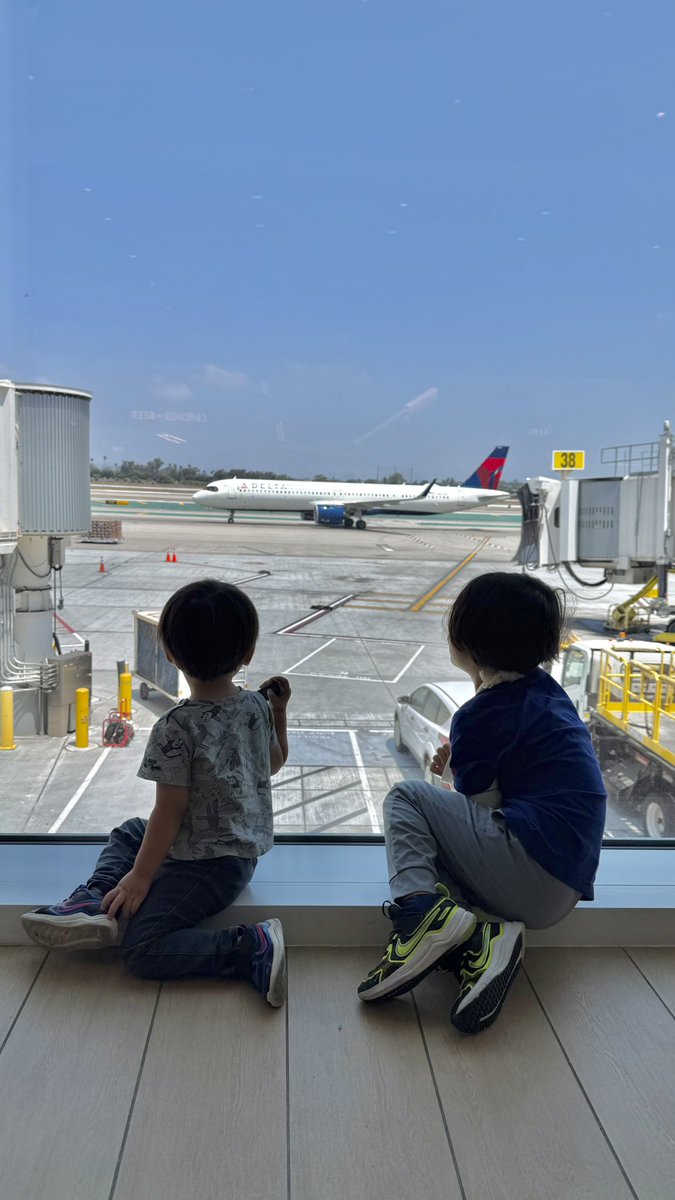 yotaro_j's tweet photo. 13泊15日のアメリカ遠征から帰国！
2歳と5歳の子どもを連れての遠征でした。上の子は出発直前に腕を骨折...にも関わらず、最後は飛んでサポート。
今でも赤き血とPOUを口ずさんでる🤭

浦和の誇りはしっかり未来に受け継がれてます♦️
#CWCアメリカ遠征 
#urawareds https://t.co/l0oyj9n0ZH