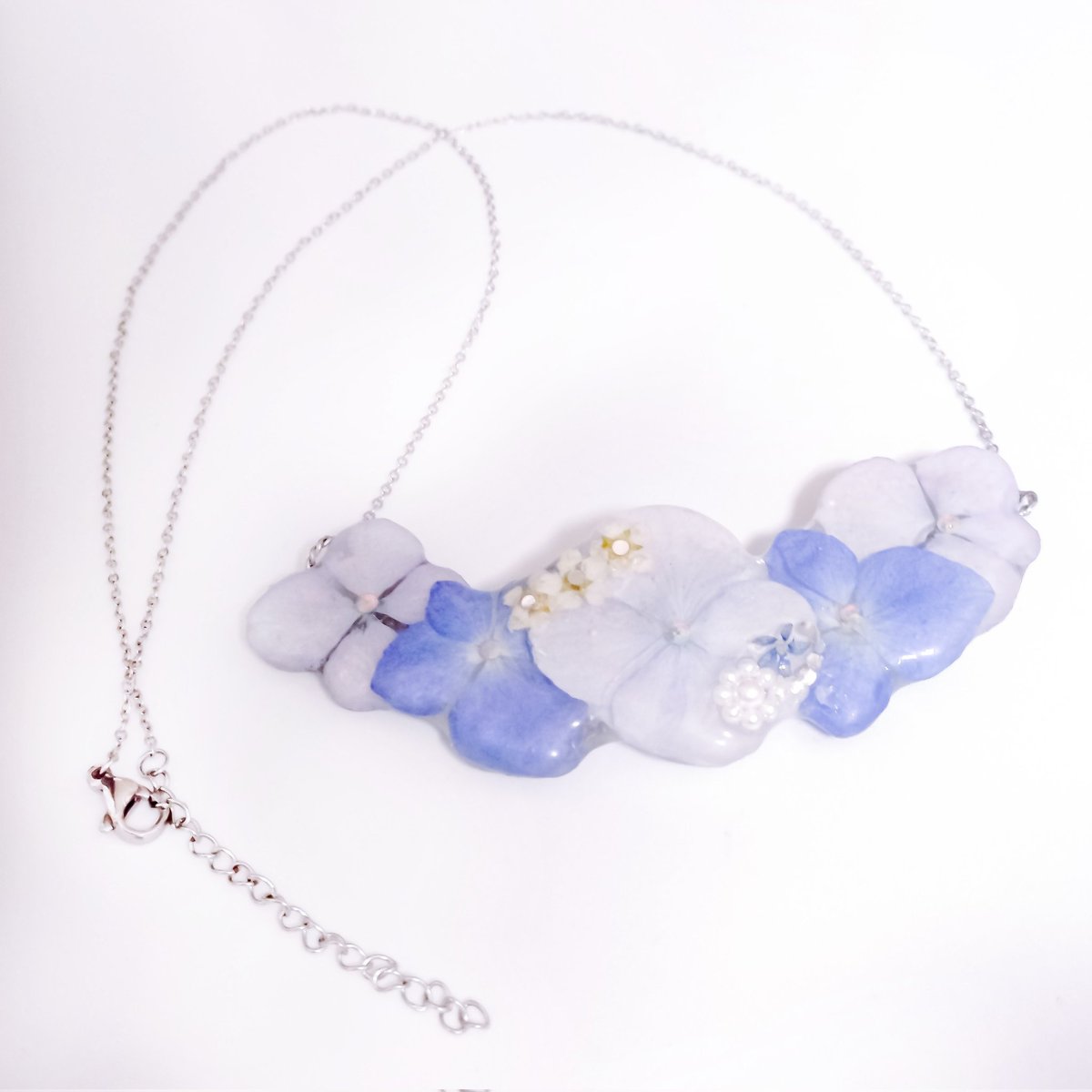 構想だけで、なかなか作れなかったビブネックレス🪷ようやく紫陽花のドライフラワーで花開きました。

グラデーションの淡い紫陽花と、青い紫陽花、それぞれコーティングし連ねて、夏の夜空をイメージしました。
creema.jp/c/anais/item/o…

#花が好きな人と繋がりたい 
#アジサイ 
#ネックレス