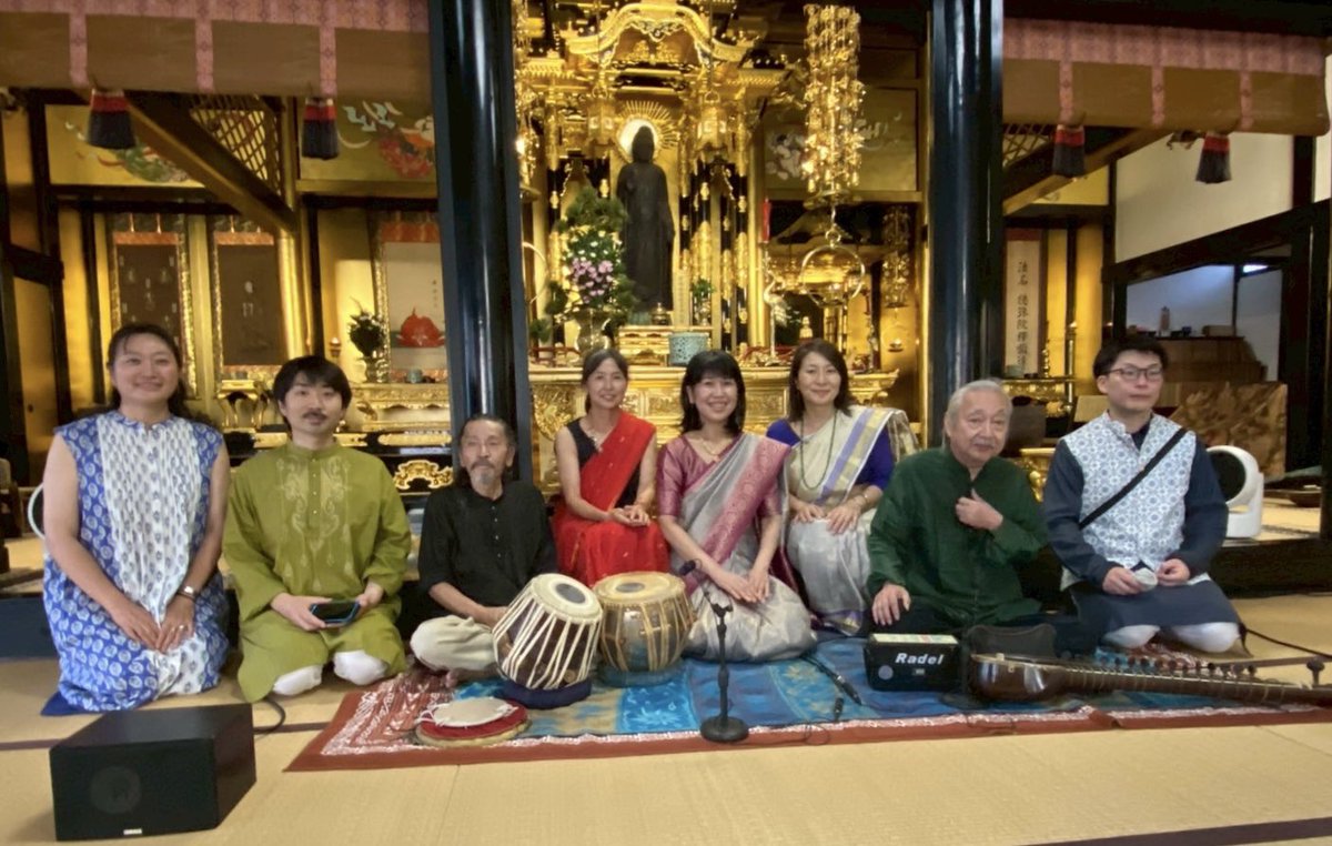 karukan24's tweet photo. お寺でインド音楽演奏会 2025年初夏。
お暑いなかお越しいただいたみなさま、ありがとうございました。
みなさまのおかげで、和やかな雰囲気のなか無事��終演を迎えることができました😊
#谷根千 #根津 #エスラジ #シタール #タブラ #インド #お寺でインド音楽演奏会 https://t.co/xjuRysszPS