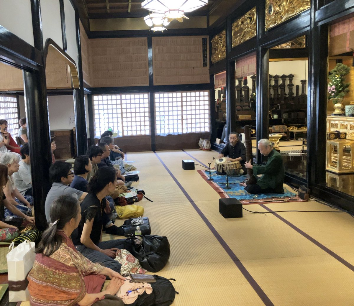 karukan24's tweet photo. お寺でインド音楽演奏会 2025年初夏。
お暑いなかお越しいただいたみなさま、ありがとうございました。
みなさまのおかげで、和やかな雰囲気のなか無事��終演を迎えることができました😊
#谷根千 #根津 #エスラジ #シタール #タブラ #インド #お寺でインド音楽演奏会 https://t.co/xjuRysszPS