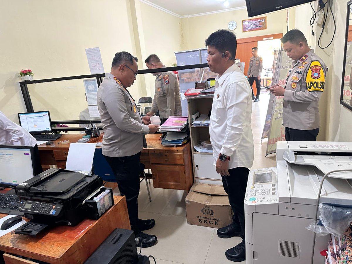 Narkobarestabjm's tweet photo. "Polri Untuk Masyarakat" 
Pastikan Layanan Berjalan Optimal, Kapolresta Banjarmasin Cek Ruang Pelayanan Publik. https://t.co/SDkFciZOIG