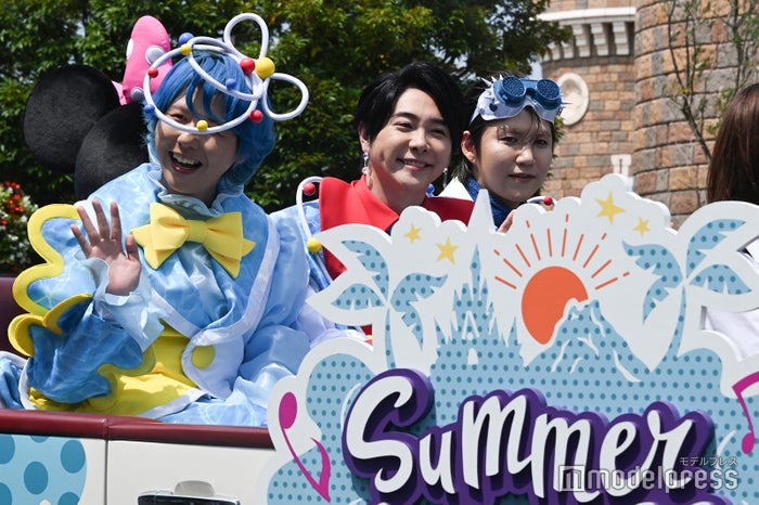 livedoornews's tweet photo. 【コラボ】Mrs. GREEN APPLE、東京ディズニーランドにサプライズ登場
https://t.co/xTu2zcGf0L

大森元貴、若井滉斗、藤澤涼架が、ミッキー、ミニーとともにバイオツアラーに乗って、パレードルートを走行。テーマソング「Carrying Happiness 」に乗って手を振りながらパレードを楽しんでいた。 https://t.co/RiYqAj8cgx