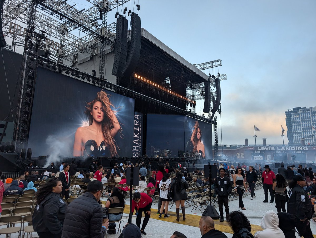 jematos1992's tweet photo. De Barranquilla para el mundo - @shakira 
#LMYNLWorldTour https://t.co/vS5AYoWHsl