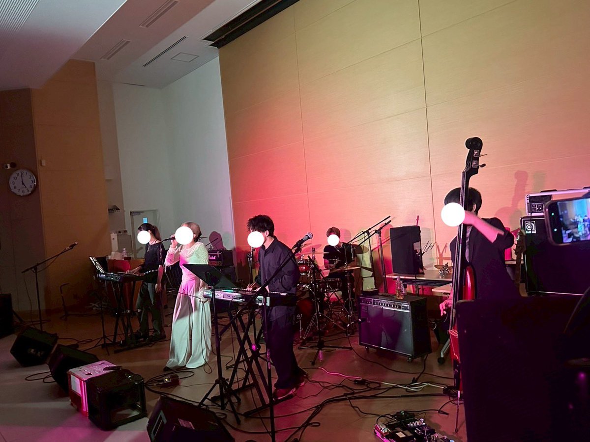 Medics_NUM's tweet photo. 【6月ライブ&amp;幹部交代式がありました】
6月ライブが開催されました！新入部員が入った後初のライブとなりました！✨早速初ライブを迎えた新入生もいます🙌🏻
そして幹部交代式も行われました！旧幹部の皆さん本当にありがとうございました🙇‍♀️新幹部のみなさんと一緒に頑張っていきましょう🫶🏻 https://t.co/pct2G5NVDq