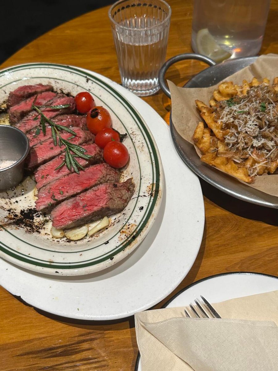 Golden hour glow and a table full of comfort 🍽️📷 #DinnerVibes
