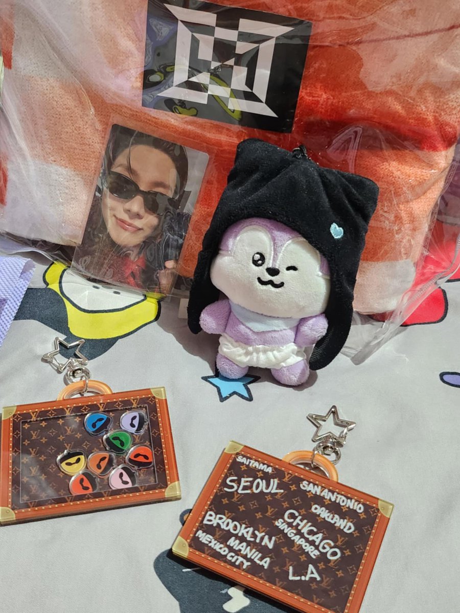 JinTaeKook0818's tweet photo. Thank you so much @httpzjinnie for this cutie LV Bag Shakers 🥰🧳🐿️🌰💜 #httpzproofz https://t.co/7SmhZ2yfYE