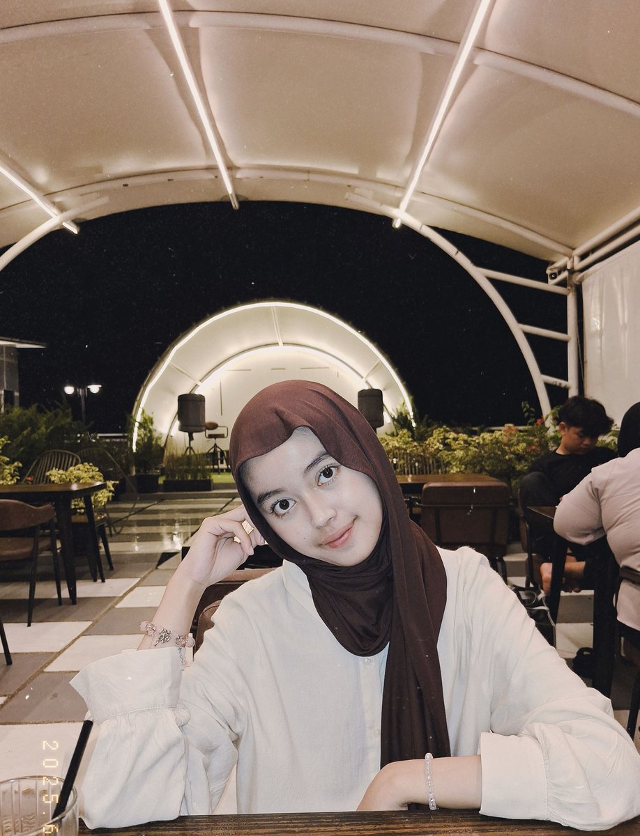 faypieces's tweet photo. ala ala digicam padahal pake hp samsung https://t.co/KtEw6EHOma