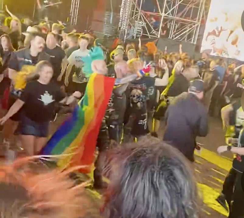 Darkangelthrash's tweet image. Video of Dark Angel’s Ron Rinehart singing «Perish in flames» IN the moshpit at @tonsofrock festival in Oslo
m.youtube.com/shorts/yO559uz…
#tonsofrock
#darkangelthrash
#darknessdescends
#ronrinehart
#inthepit
#reversedrecords